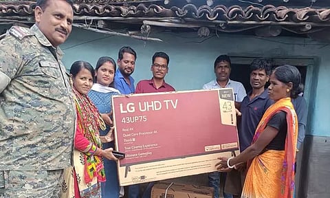 ஜூனியர் பெண்கள் கால்பந்து உலக கோப்பை: இந்திய அணியின் கேப்டன் வீட்டிற்கு டி.வி வழங்கிய ஜார்க்கண்ட் அரசு