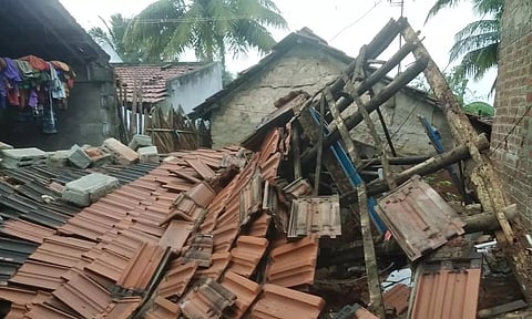 பலத்த மழையால் வீடு இடிந்து பெண் படுகாயம்