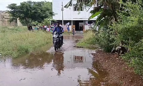 பி.ஏ.பி.கிளை வாய்க்காலில் இருந்து ஊருக்குள் புகுந்த தண்ணீர்