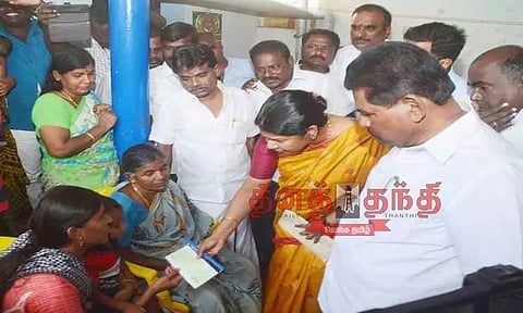கொள்ளிடம் ஆற்றில் மூழ்கி இறந்த தூத்துக்குடி மாவட்டத்தை சேர்ந்த 6 பேரின் குடும்பத்தினருக்கு தலா ரூ.3 லட்சம் கனிமொழி எம்.பி.நிவாரண உதவி
