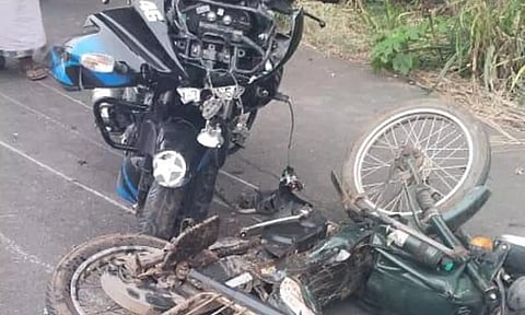 குடிமங்கலம் அருகே மொபட்மீது மோட்டார் சைக்கிள் மோதிய விபத்தில் 2 பேர் பரிதாபமாக உயிரிழந்தனர்.