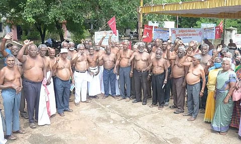 மின்வாரிய ஓய்வூதியர்கள் அரை நிர்வாண போராட்டம்