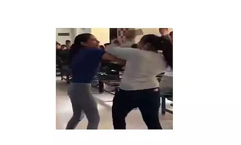 கல்லூரியில் மோதிக்கொண்ட 2 மாணவிகள்