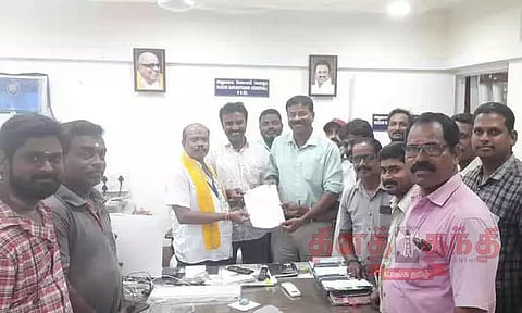 முடி திருத்தும் தொழிலாளர்களுக்கு அடுக்குமாடி குடியிருப்பு வீடுகள் வழங்க வேண்டும்