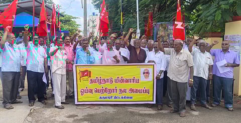 தர்மபுரியில் மின்வாரிய ஓய்வுபெற்றோர் நல அமைப்பினர் ஆர்ப்பாட்டம்