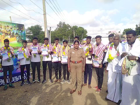 தங்கம் வென்று மாணவர்கள் சாதனை