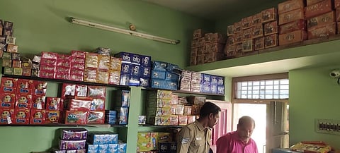 விருத்தாசலத்தில் பட்டதாரி ஆசிரியர் வீட்டில் பதுக்கிய ரூ.1 லட்சம் பட்டாசுகள் பறிமுதல்