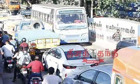பழுதாகி நின்ற லாரியால் கடும் போக்குவரத்து நெரிசல்