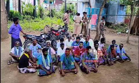 மலைப்பகுதியில் மாடு மேய்த்த 2 பேர் பிடிபட்டனர்