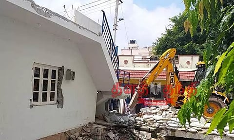 பெங்களூருவில் ராஜகால்வாயை ஆக்கிரமித்து கட்டப்பட்ட ஏரியின் சுற்றுச்சுவர் இடிப்பு