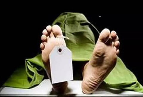 ஜலகண்டாபுரம் அருகே கோழி பண்ணையில் மின்சாரம் தாக்கி தொழிலாளி பலி உடலை வாங்க மறுத்து உறவினர்கள் போராட்டம்