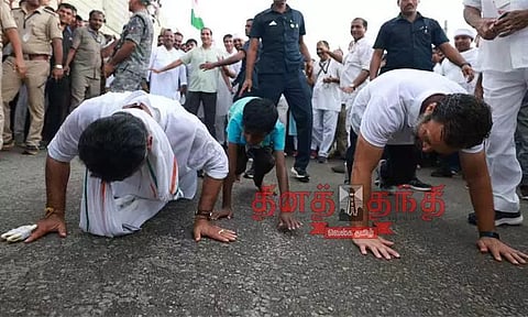 கிராமப்புற வேலை திட்ட பணியாளர்களுடன் ராகுல் காந்தி கலந்துரையாடல்; கைகளை இழந்த பெண் காலால் எழுதியதை வியந்து பாராட்டினார்