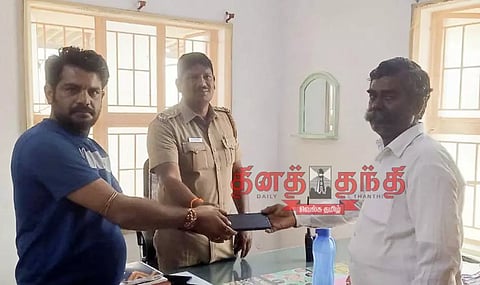 ரோட்டில் கிடந்த செல்போனை போலீஸ் நிலையத்தில் ஒப்படைத்தவருக்கு பாராட்டு