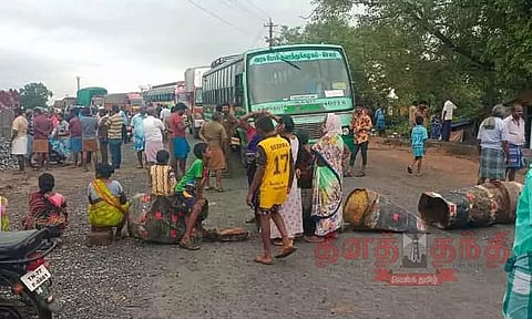 சாக்கடை நீரை வெளியேற்ற வலியுறுத்தி ஆத்தூர்- ராசிபுரம் சாலையில் பொதுமக்கள் திடீர் மறியல் அதிகாரிகள் சமரச பேச்சுவார்த்தை