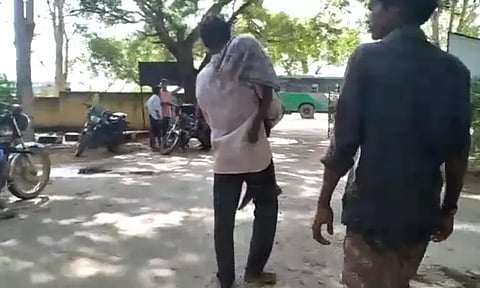 ஆம்புலன்ஸ் வரமறுத்ததால் பாம்பு கடித்து இறந்த மகனின் உடலை தோளில் சுமந்து சென்ற விவசாயி