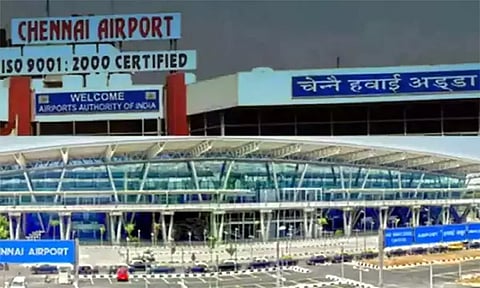 மலேசியா, மும்பையில் இருந்து கடத்தல்: சென்னை விமான நிலையத்தில் ரூ.2 கோடி தங்கம் சிக்கியது - பெண் உள்பட 3 பேர் கைது