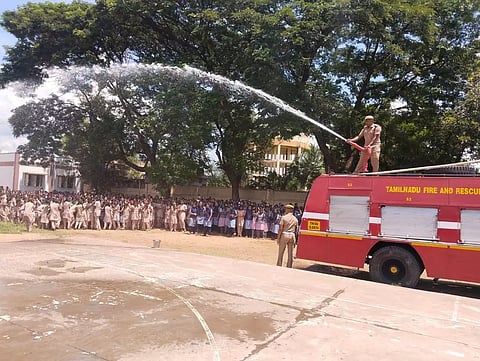 பெரியகுளம் அரசு பள்ளியில் தீத்தடுப்பு ஒத்திகை