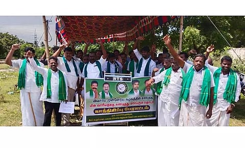 கடலூர் கேப்பர்மலை மின்வாரிய அலுவலகம் முன்பு விவசாய சங்கத்தினர் காத்திருப்பு போராட்டம்