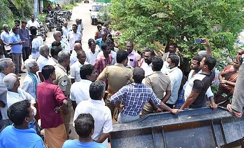 கடலூரில் ஆக்கிரமிப்புகளை அகற்ற பொதுமக்கள் எதிர்ப்பு பொக்லைன் எந்திரத்தை தடுத்து நிறுத்தி போராட்டத்தில் ஈடுபட்டனர்