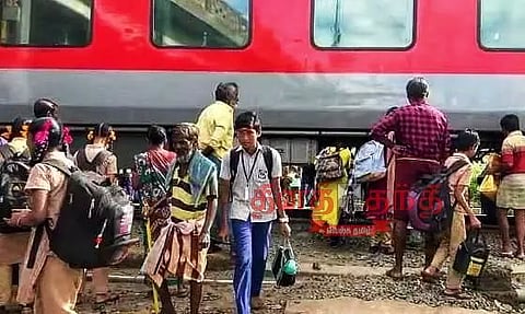 மதுரை சுப்பிரமணியபுரம் பகுதியில் சிக்னலுக்கு நின்ற ரெயிலின் அடியே புகுந்து தண்டவாளத்தை கடந்தவர்களால் பரபரப்பு