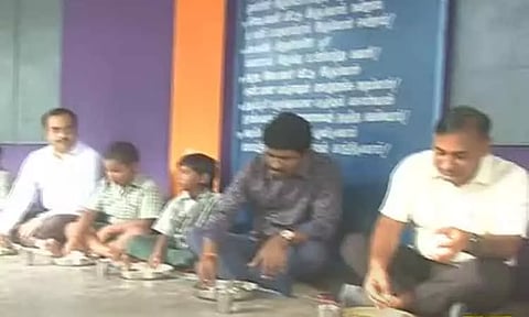 விழுப்புரத்தில் காலை சிற்றுண்டி உணவின் தரம் குறித்து ஆய்வு - மாணவர்களோடு அமர்ந்து சாப்பிட்ட கலெக்டர்