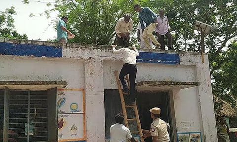 இறையூரில் பள்ளி கட்டிடம் மீது ஏறி ஆய்வு செய்த கூடுதல் கலெக்டர்