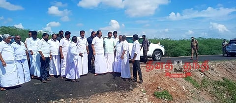 நரிக்குடி அருகே புதிய தார்ச்சாலை