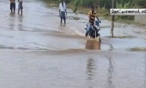 பவானி சுற்றுவட்டாரப் பகுதிகளில் குடியிருப்புகளை சூழ்ந்த மழைநீர் - மக்கள் அவதி