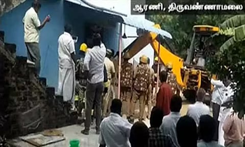 திருவண்ணாமலையில் நரபலி வதந்தி - வீட்டை இடித்து அதிரடியாக 6 பேரை மீட்ட போலீசார்