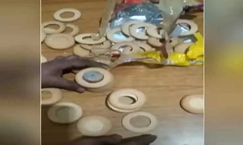 மும்பை விமான நிலையத்தில் தங்கம், வெளிநாட்டு பணம் பறிமுதல் - சுங்கத்துறை அதிகாரிகள் அதிரடி