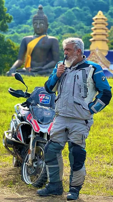 சமூக வலைதளத்தில் டிரெண்டாகும் அஜித்தின் புகைப்படங்கள்..