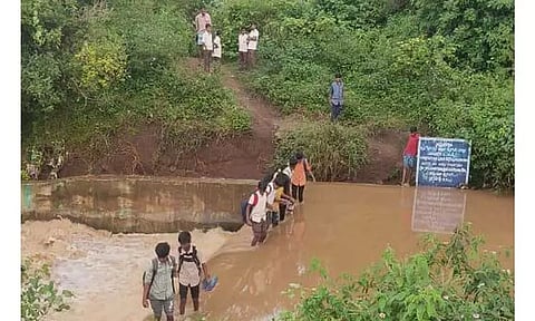 கல்வராயன்மலையில் காட்டாற்று வெள்ளத்தை கடந்து பள்ளிக்கு செல்லும் மாணவர்கள் விபரீதம் நிகழும் முன்பு தடுத்து நிறுத்த கோரிக்கை