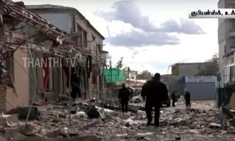 உக்ரைன்: குபியன்ஸ்க் நகரில் ஏவுகணை தாக்குதல்கள்... குப்பை கூளங்களால் நிரம்பிய வீதிகள்