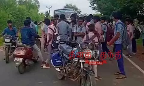 அரசு டவுன் பஸ்சை சிறைபிடித்து மாணவர்கள் போராட்டம்