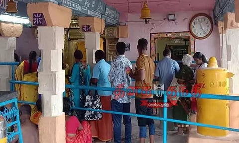 காரையார் சொரிமுத்து அய்யனார் கோவிலில் குவிந்த பக்தர்கள்