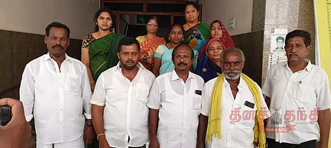 தி.மு.க.-அ.தி.மு.க. கவுன்சிலர்கள் வெளிநடப்பு செய்ததால் பரபரப்பு