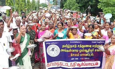 அகவிலைப்படி வழங்க கோரி அங்கன்வாடி ஓய்வூதியர் சங்கத்தினர் தட்டு ஏந்தி ஆர்ப்பாட்டம்