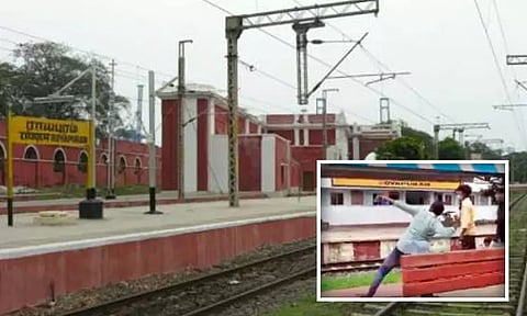 'ரூட்' தலை பிரச்சினை: கல்லூரி மாணவர்கள் கற்களை வீசி தாக்குதல் - ராயபுரம் ரெயில் நிலையத்தில் பயணிகள் அச்சம்