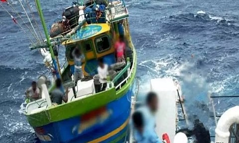 காரைக்கால் மீனவர்கள் மீது இலங்கை கடற்கொள்ளையர்கள் தாக்குதல்...!