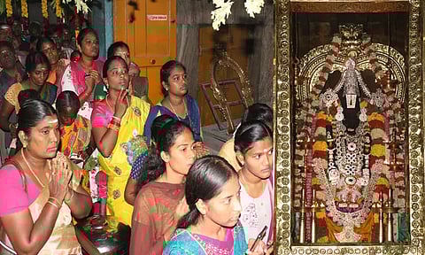 புரட்டாசி கடைசி சனிக்கிழமை: திருப்பதி வெங்கடாஜலபதி அலங்காரத்தில் பக்தர்களுக்கு காட்சியளித்த தூத்துக்குடி வைகுண்டபதி பெருமாள்