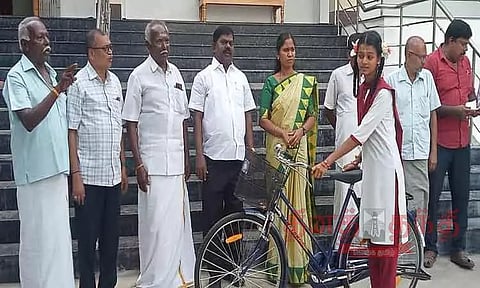 பள்ளி மாணவ-மாணவிகளுக்கு இலவச சைக்கிள்