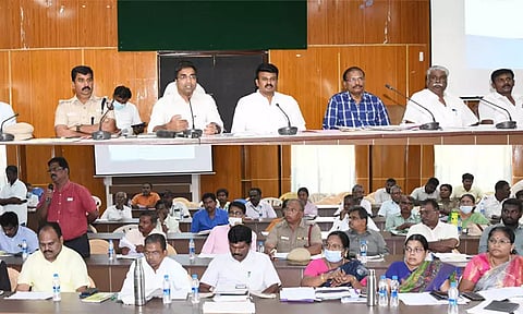 திருச்செந்தூர் வரும் பக்தர்கள் கோயிலில் தங்க கூடாது - கலெக்டர் அதிரடி