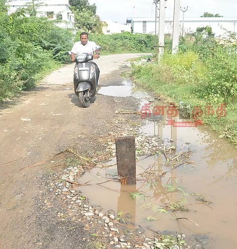 ஈரோடு சூளையில் ஆபத்தான குழியால் வாகன ஓட்டிகள் அவதி