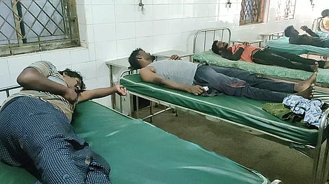 நடுக்கடலில் மீன்வலை, செல்போன்கள் பறிப்பு