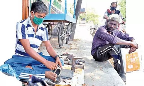 'நாங்கள் தயாரிக்கும் காலணிகளை மக்கள் வாங்குவது இல்லை'; காலணி தைக்கும் தொழிலாளிகள் வேதனை