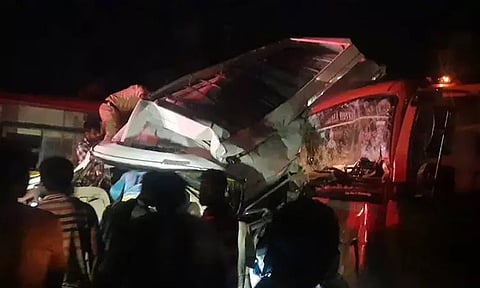 அரசு பஸ்சுக்கும் லாரிக்கும் இடையே சிக்கி அப்பளம் போல் நசுங்கிய வேன் - குழந்தைகள் உட்பட 9 பேர் பலி