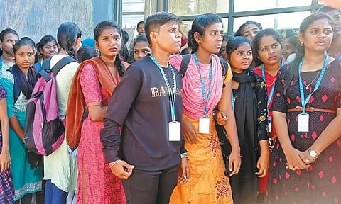 ஆவடி அருகே கல்லூரி மாணவிகள் போராட்டம்