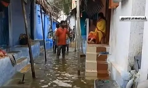 குமாரபாளையம் கரையோர பகுதிகளில் வெள்ளப்பெருக்கு - 100-க்கும் மேற்பட்ட வீடுகளை சூழ்ந்த வெள்ளம்