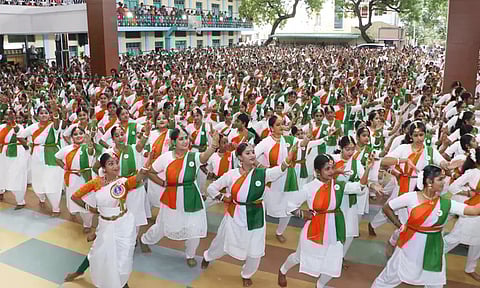 சேலம்: பாரதியார் பாடலை பாடியபடி 1,550 மாணவிகள் பரதநாட்டியம் ஆடி உலக சாதனை