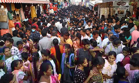 நெருங்கும் தீபாவளி.. புத்தாடை வாங்க தி.நகரில் அலைமோதிய மக்கள் கூட்டம்